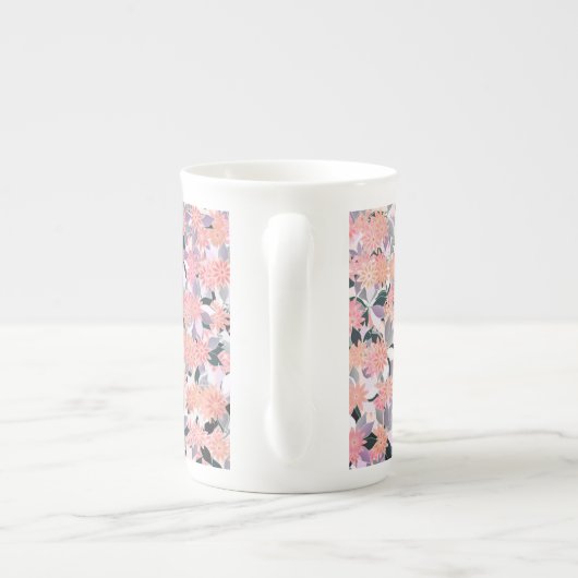 Roze bloemen op de achtergrond van zilverbladeren porselein kop (Achterkant)