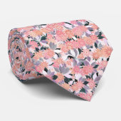 Roze bloemen op de achtergrond van zilverbladeren stropdas (Opgerold)