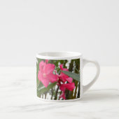 Roze bloemen op de wijnstok espresso kop (Rechts)