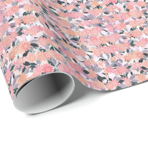 Roze bloemen op een achtergrond van zilveren blade cadeaupapier