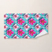 Roze bloemen op een geometrisch blauwe achtergrond bad handdoek (Handdoek)