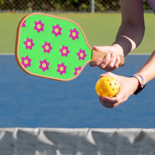 Roze bloemen op groen pickleball paddle (Insitu)