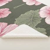 Roze bloemen op groene achtergrond sherpa deken (3/4)