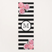 Roze bloemen op monogram zwarte witte strepen yogamat (Voorkant)