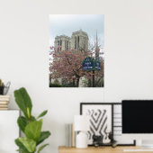 Roze bloemen op Notre Dame Poster (Thuiskantoor)