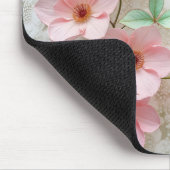 Roze bloemen op witte bruidskant muismat (Hoek)