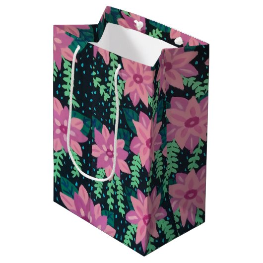 Roze bloemen op zwart medium cadeauzakje (Voorkant Gekanteld)