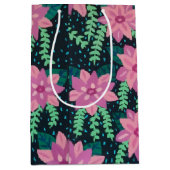 Roze bloemen op zwart medium cadeauzakje (Voorkant)