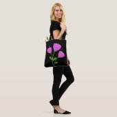 Roze bloemen op zwarte Canvas tas (Op model)