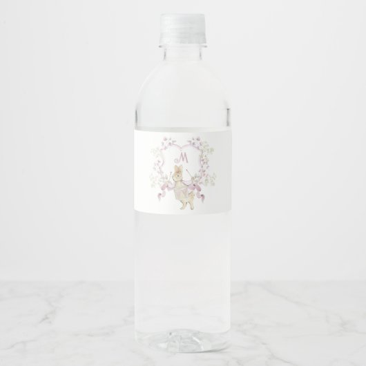 Roze Bloemen Peter de Konijn Monogram Baby shower Waterfles Etiket (Voorkant)