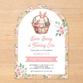 Roze Bloemen Sommige Bunny Wordt Een 1E Verjaardag Acryl Uitnodigingen (Voorkant)
