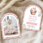 Roze Bloemen Sommige Bunny Wordt Een 1E Verjaardag Kaart