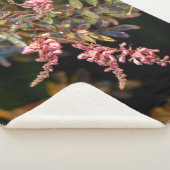 Roze bloemen tegen zwarte achtergrond sherpa deken (3/4)