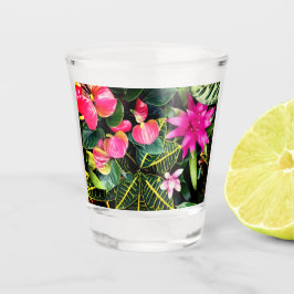 Roze bloemen, tropische planten shot glas