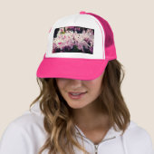Roze bloemen trucker pet (In situ)