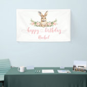 Roze Bloemen Voorjaar Bunny Happy Birthday Spandoek (Beurs)