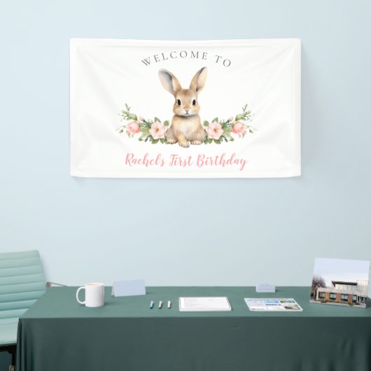 Roze Bloemen Voorjaar Bunny Welkom 1e Verjaardag Spandoek (Beurs)