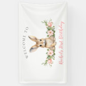 Roze Bloemen Voorjaar Bunny Welkom 1e Verjaardag Spandoek (Verticaal)