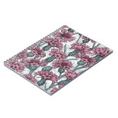 Roze bloemen, wilde bloemen op wit notitieboek (Linkerzijde)