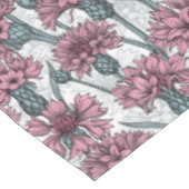 Roze bloemen, wilde bloemen op wit tafelkleed (Gekanteld)