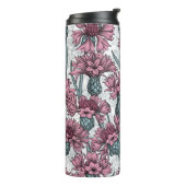 Roze bloemen, wilde bloemen op wit thermosbeker (Gedraaid links)