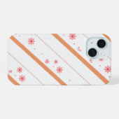 Roze bloemendiagonaal gestreepte telefoonhoes. iPhone 15 case (Achterkant horizontaal)
