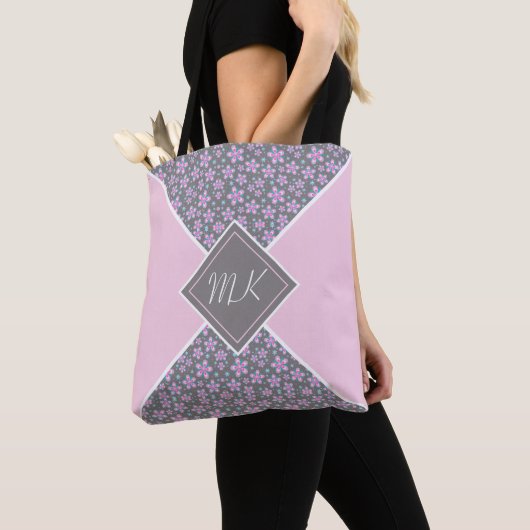 Roze bloemenkleur blok monogram tote bag (Dichtbij)