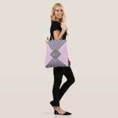 Roze bloemenkleur blok monogram tote bag (Op model)