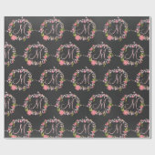 roze bloemenkrans monogram M Cadeaupapier (Vlak)