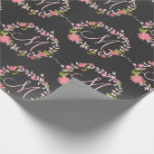 roze bloemenkrans monogram M Cadeaupapier (Hoek)