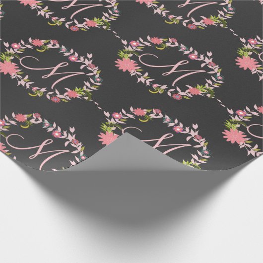 roze bloemenkrans monogram M Cadeaupapier (Hoek)