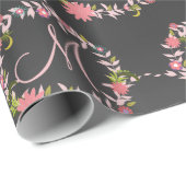 roze bloemenkrans monogram M Cadeaupapier (Rol Hoek)