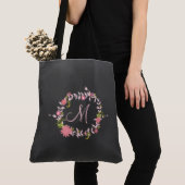 Roze bloemenkrans monogram tote bag (Dichtbij)