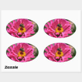  roze bloemenroze Zinnia Bumble bee Ovale Sticker (Vel)