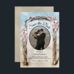 Roze Bloemenschildering Strandprieel & Fotohuwelij Save The Date<br><div class="desc">Deze prachtige save-the-datekaart is perfect voor een huwelijksvoltrekking op een bestemming. Het bevat jouw foto in een ovale lijst met een waterverf drijfhout strandprieel versierd met roze en witte bloemen. Er is ruimte voor jullie namen,  de datum en de locatie van het huwelijk.</div>