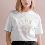 Roze bloemetjes moderne roze girale bachelorette t-shirt<br><div class="desc">Chic elegant roze girly champagne florale wildbloem modern bachelorette feestelijke zomer die aansluit op een aangepast kledingontwerp. Kan worden aangepast voor bruid,  bruidsmeisje,  eermeisje,  bruid- en bruidsmoeder,  enz.</div>