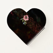 Roze bloemig zwart hartvormig notitieboek (Achterkant)