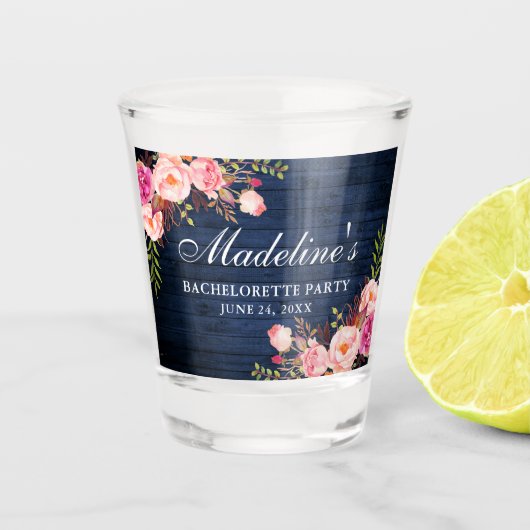 Roze Bloemige Blauwe Houten Bachelorette Feest Shot Glas (Voorkant)
