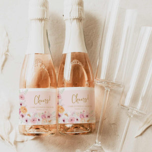 Roze bloemige bruidsdouche met Cheers Sparkling Wijnetiket