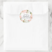 Roze bloemige bruiloftslunchenvelopezegel ronde sticker (Tas)
