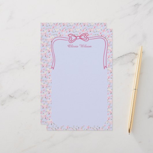 Roze Bloemige Coquette Strik Custom Naam Briefpapier (Voorkant / Achterkant in situ)