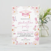 Roze bloemige & muts afstudeeruitnodiging kaart (Staand voorkant)