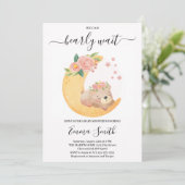 Roze bloemige teddybeer babyshower uitnodiging (Staand voorkant)