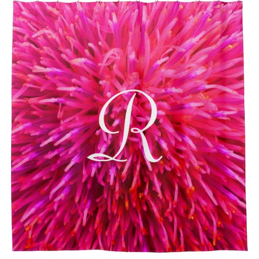 Roze bloemmacro-abstract met witte monogram douchegordijn (Voorkant)