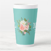 Roze bloemmotief en teal monogram    latte mok (Voorkant)
