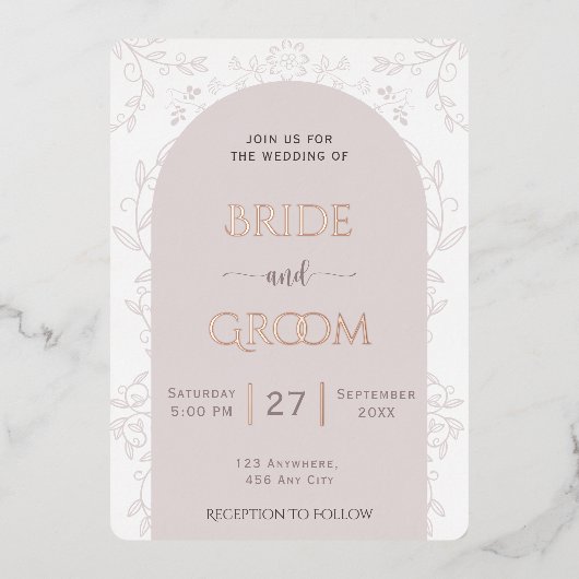 Roze bloemontwerp & gouden roos touch bruiloft folie uitnodiging (Voorkant)