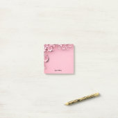 roze bloemontwerp op roze achtergrond post-it® notes (Op bureau)
