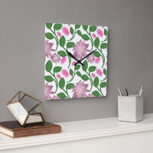 Roze bloempatroon met groene bladeren vierkante klok
