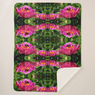 Roze bloemstuk met hommel roze bloemen knuffel bij sherpa deken