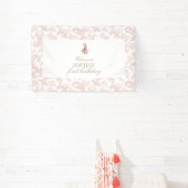 Roze bloemstuk Some Bunny Verjaardag Spandoek (Insitu)